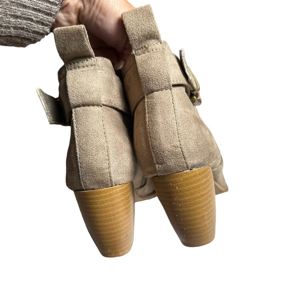 Qupid Taupe Suede Ankle Booties Stacked Block Heel Buckle Strap Side Zip Size 7M - Picture 4 of 7